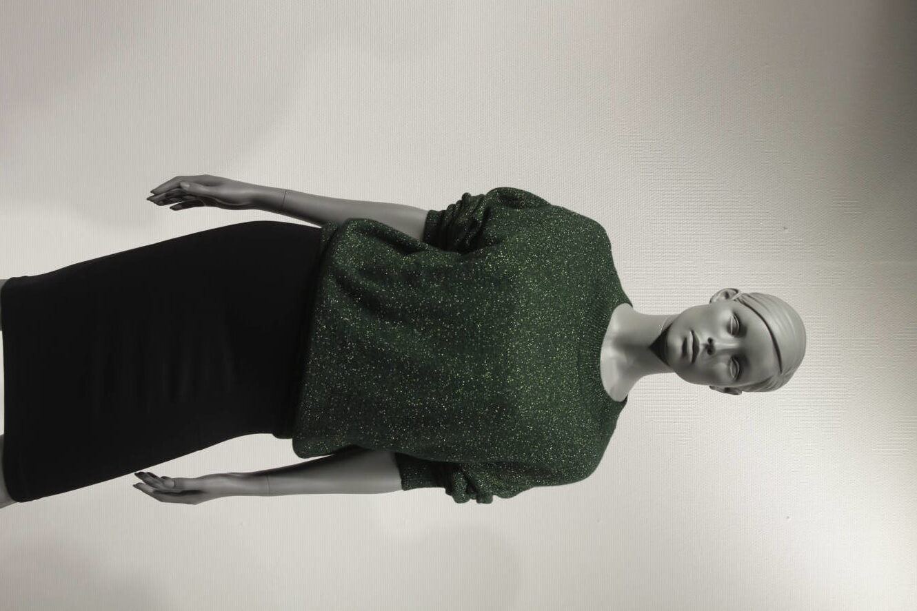 Stilistisk dame mannequin Amy. Flot knold i nakken. Mannequin dukken er meget køn og blid i udtrykket. Modellen fås i 6 forskellige positioner. mannequinen kan fås i mange forskellige farver.