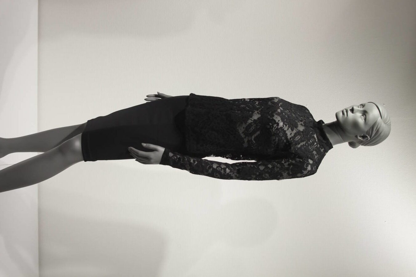 Stilistisk dame mannequin Amy. Flot knold i nakken. Mannequin dukken er meget køn og blid i udtrykket. Modellen fås i 6 forskellige positioner. mannequinen kan fås i mange forskellige farver.