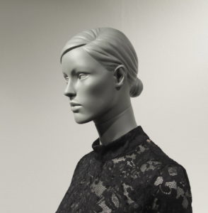 Stilistisk dame mannequin Amy. Flot knold i nakken. Mannequin dukken er meget køn og blid i udtrykket. Modellen fås i 6 forskellige positioner. mannequinen kan fås i mange forskellige farver.