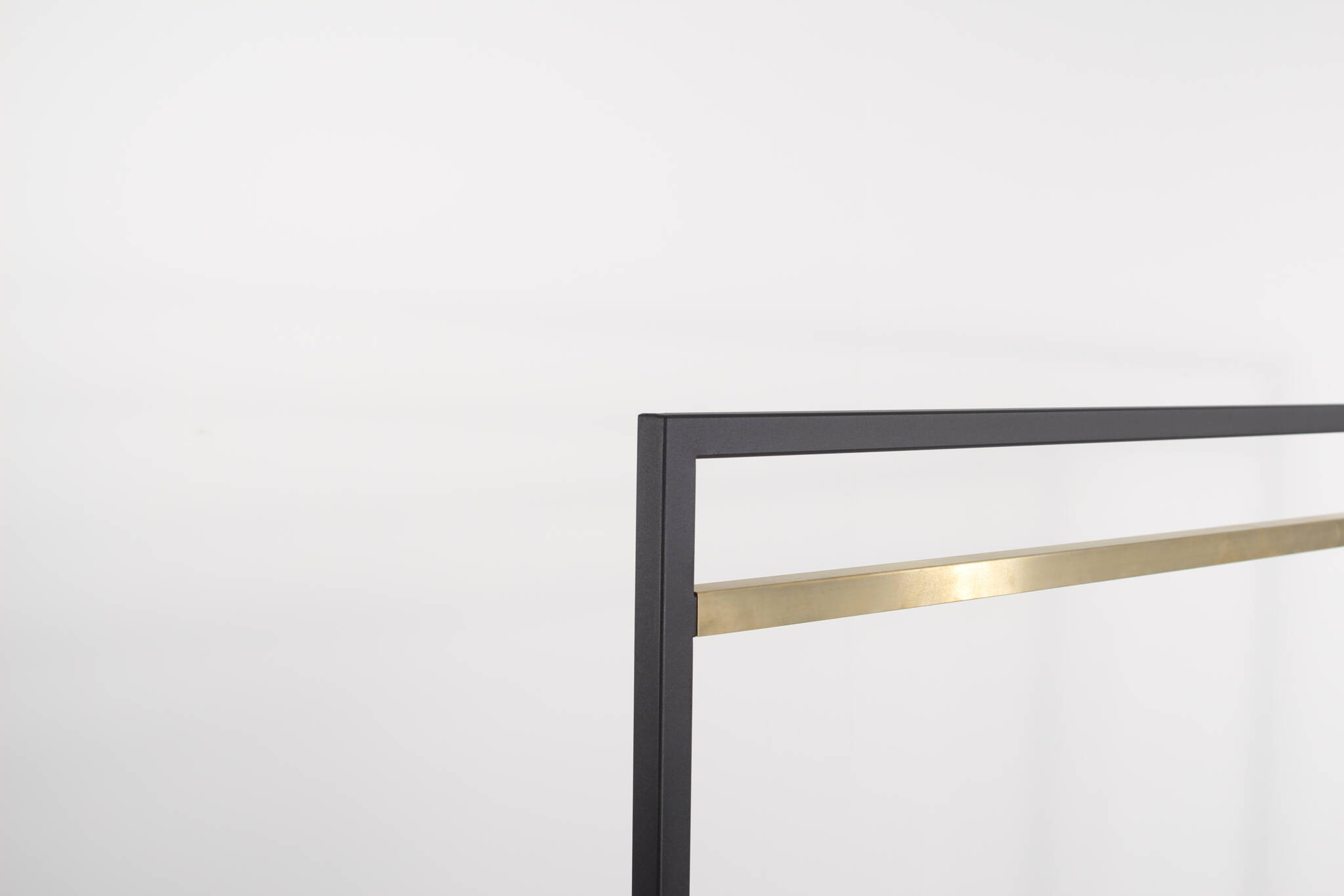 svart klesstativ med messing