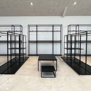 butikk reoler i svart eller i hvit