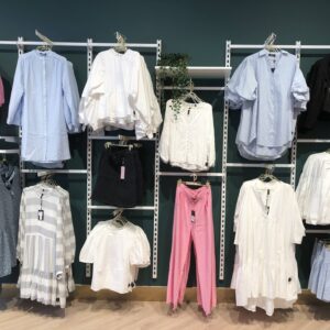 hvit væginventar vist på mørk væg