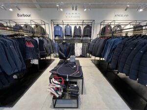 Butikken er indrettet med reoler langs væggene