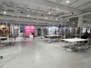stort showroom indrettet med inventar fra European Mannequins & Retail Design