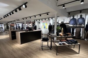 Herrebutikk i svart og eik