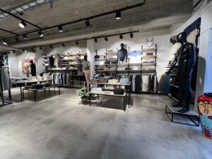 butikkinnredning i eik og svart