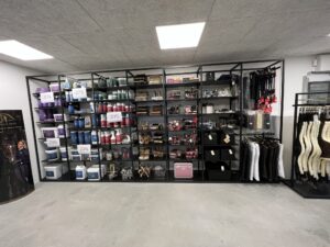 stor reol med plads til meget tilbehør