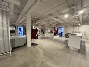 showroom innretning med hvit inventar