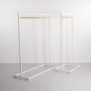 klesstativ i hvit med messing