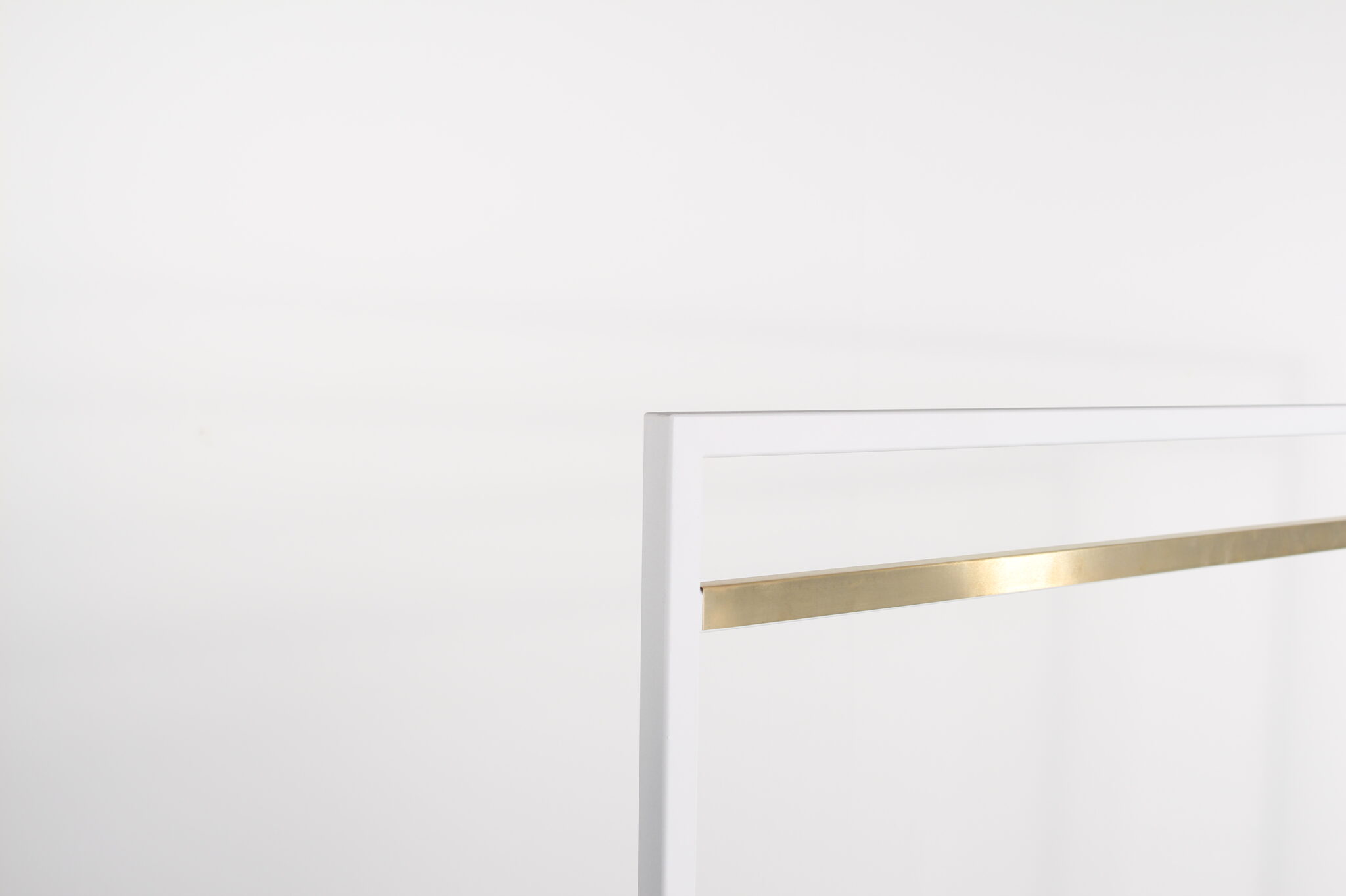 Hvit kles stativ med messing